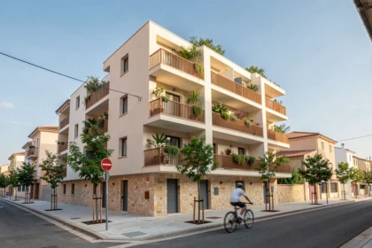 Immeuble neuf moderne dans le quartier Montaudran à Toulouse avec balcons en bois et végétation intégrée